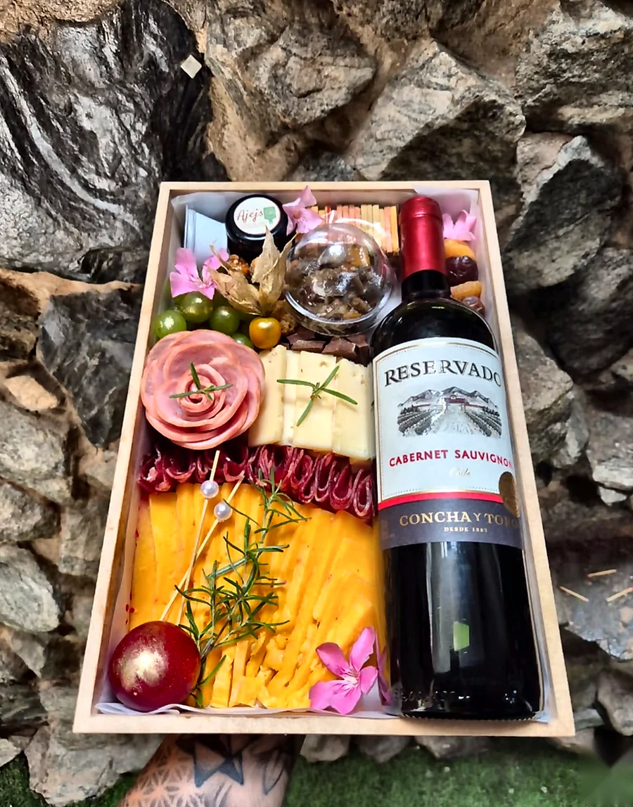 Box com vinho tinto, queijos, frios e frutas