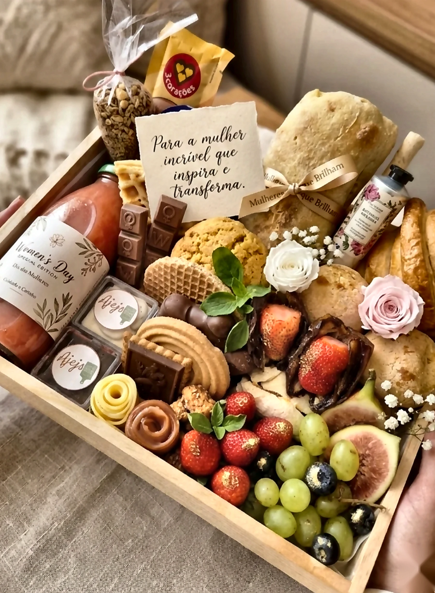 Cesta de café da manhã premium com frutas, pães, doces e flores