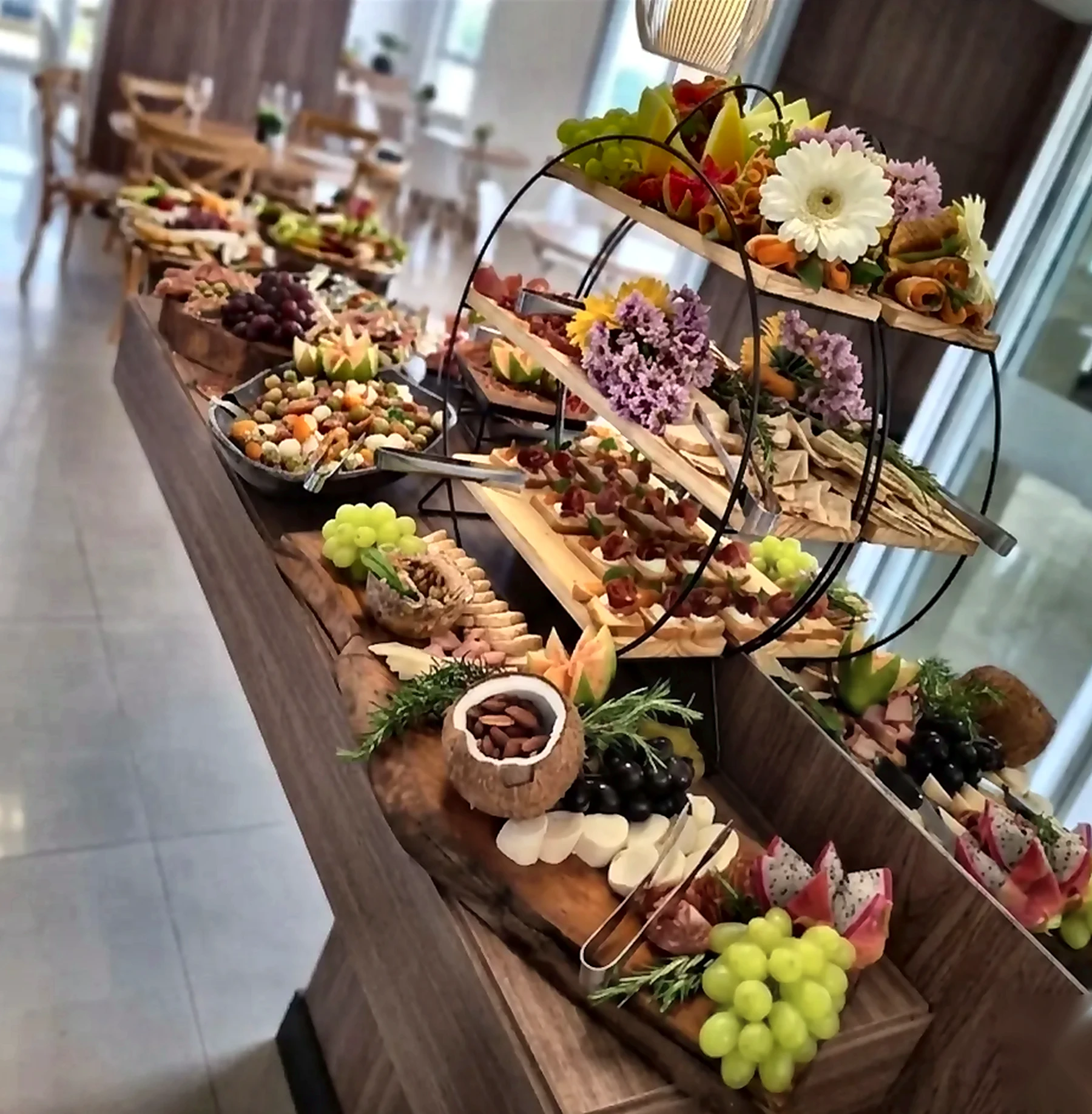 Mesa sofisticada de frios, frutas e aperitivos preparada pela Ajejs